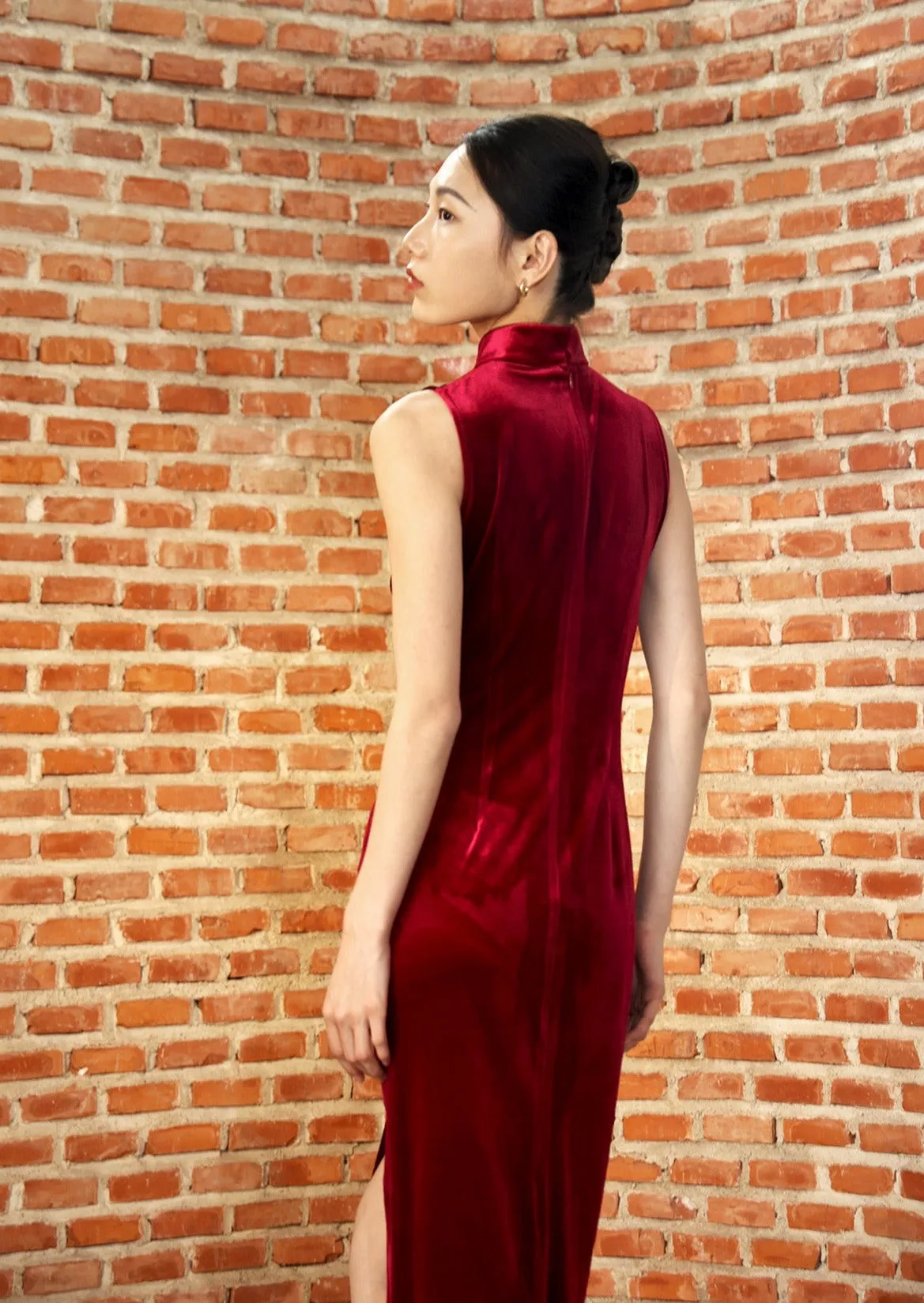 Gladiolus Sleeveless Ruched Velvet Qipao (Red)