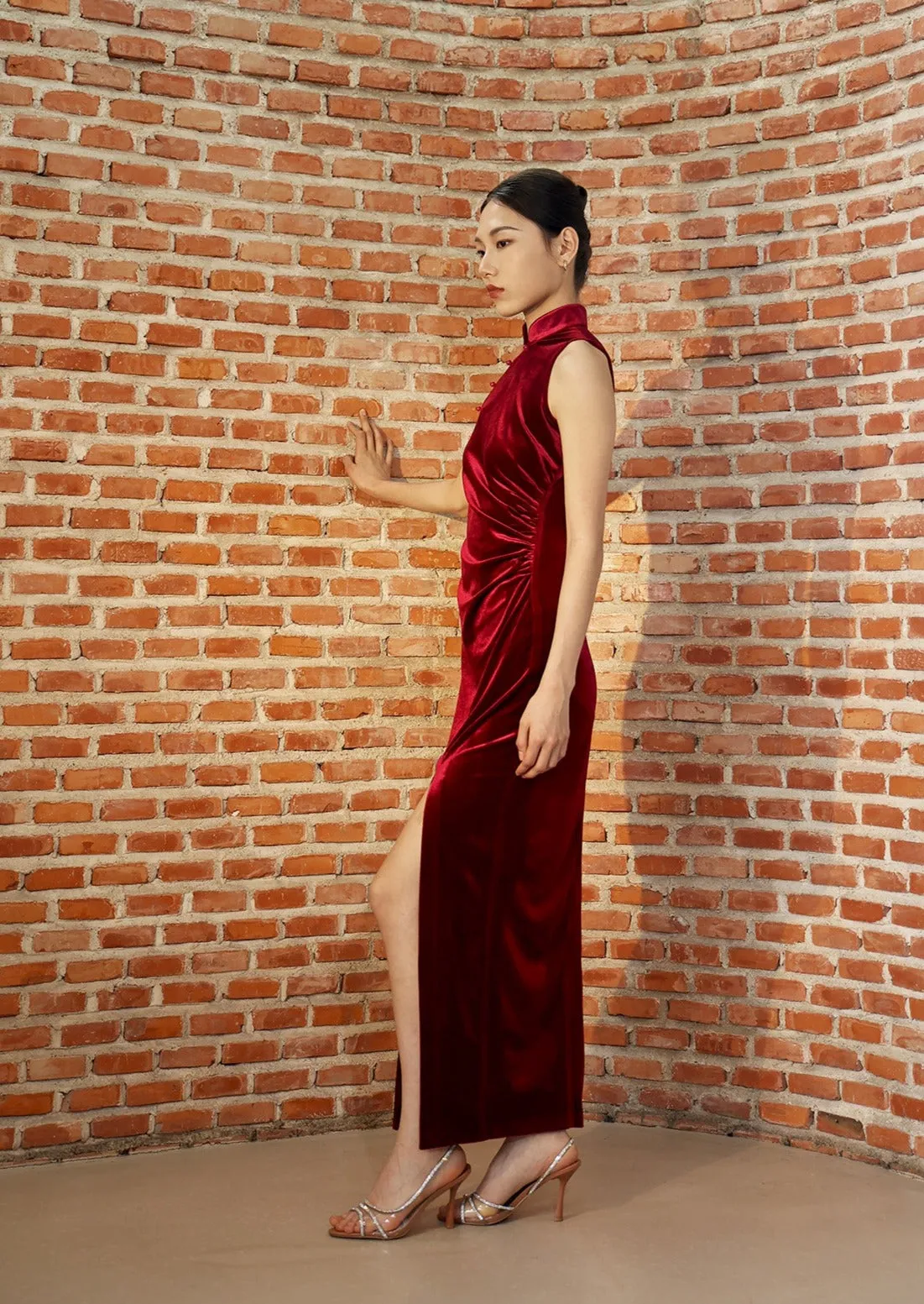 Gladiolus Sleeveless Ruched Velvet Qipao (Red)