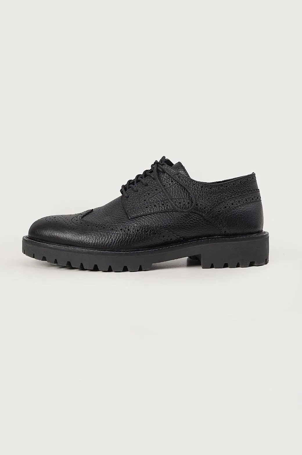 LOW-TOP LEATHER BROGUES