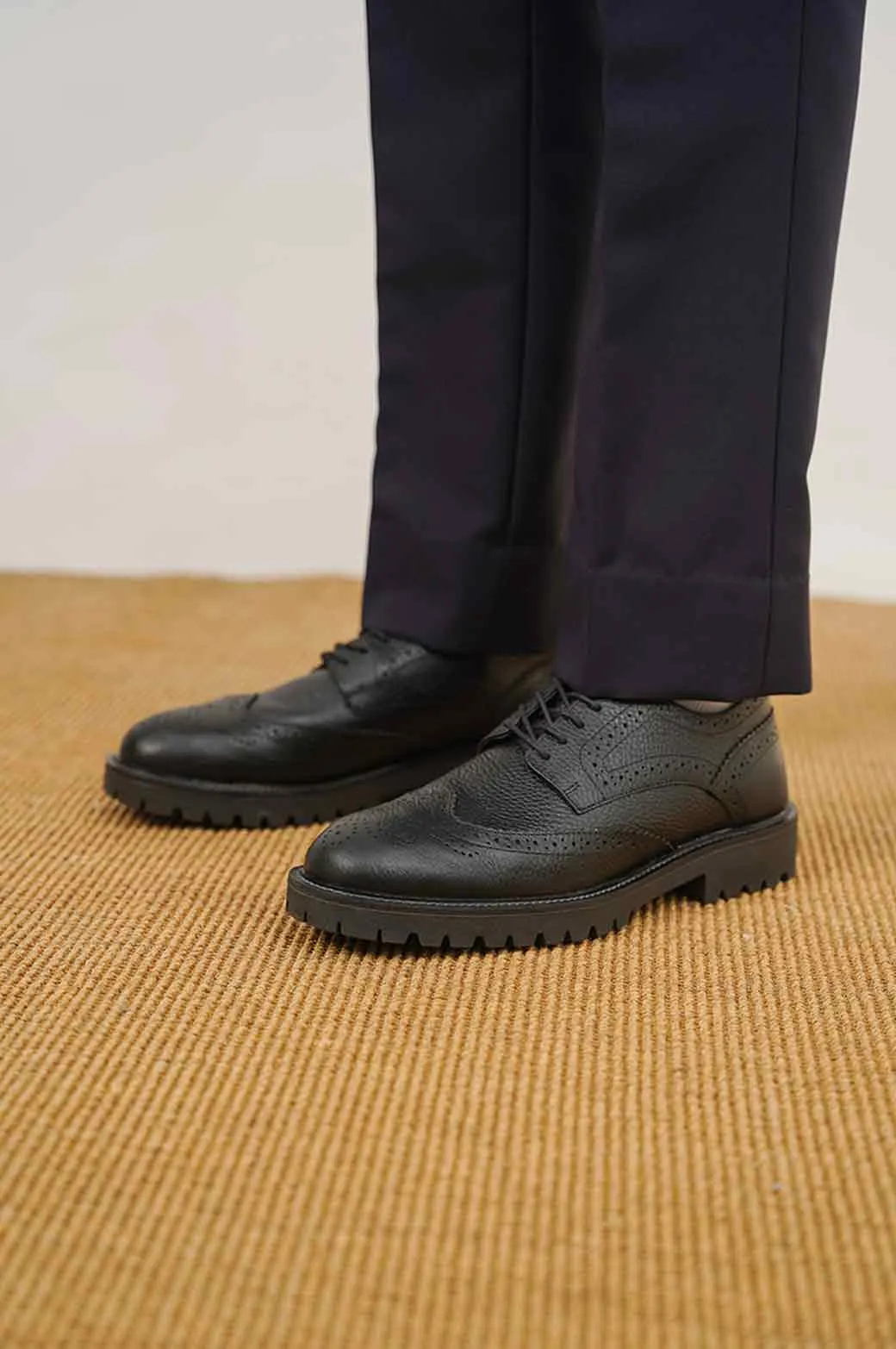 LOW-TOP LEATHER BROGUES