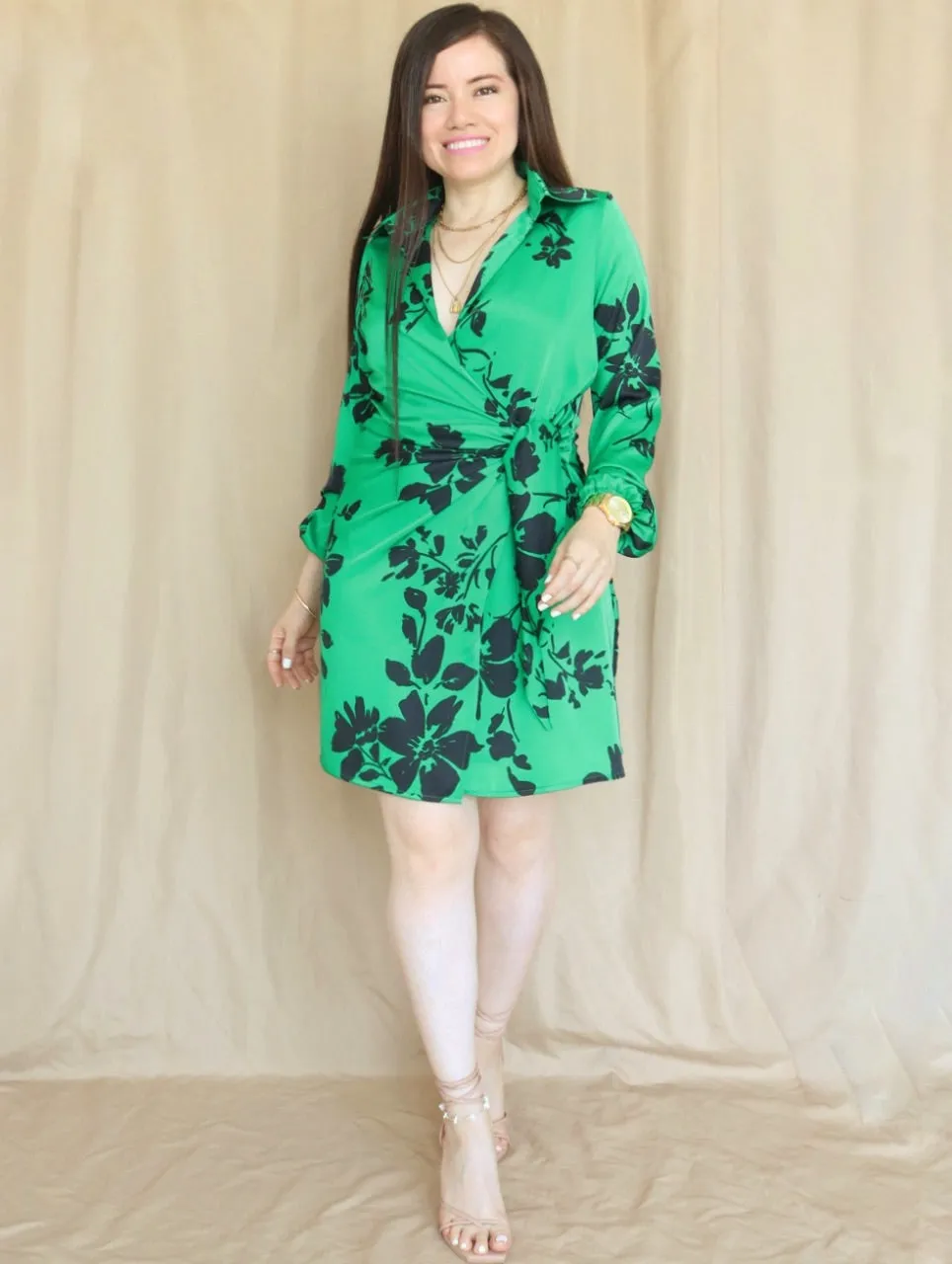 VESTIDO CORTO CRUZADO CON AMARRE ESTAMPADO VERDE