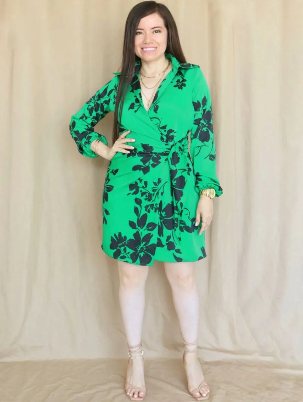 VESTIDO CORTO CRUZADO CON AMARRE ESTAMPADO VERDE