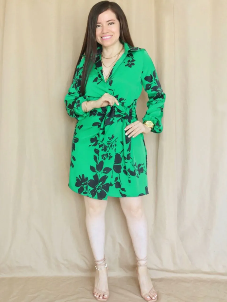 VESTIDO CORTO CRUZADO CON AMARRE ESTAMPADO VERDE