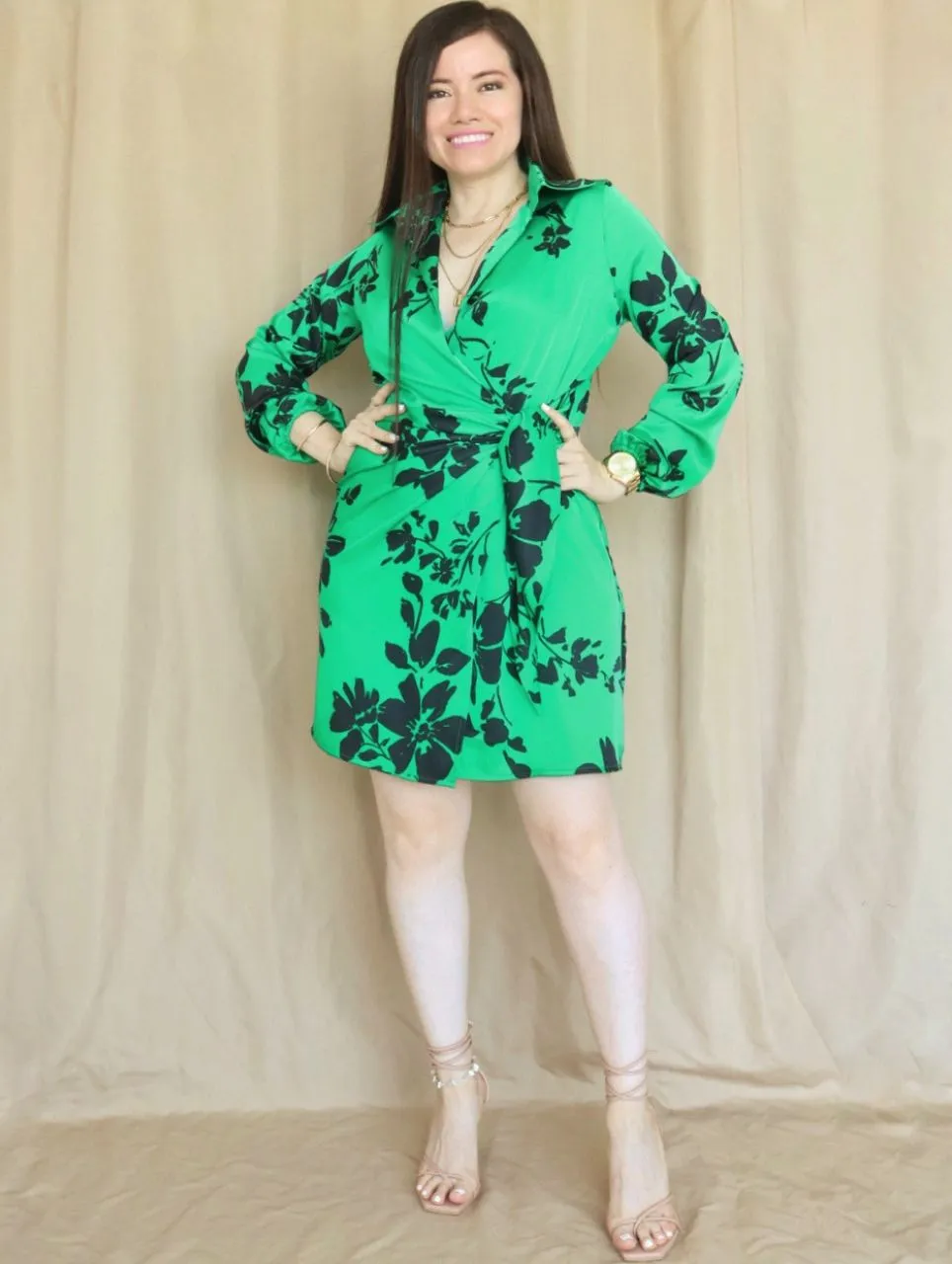 VESTIDO CORTO CRUZADO CON AMARRE ESTAMPADO VERDE